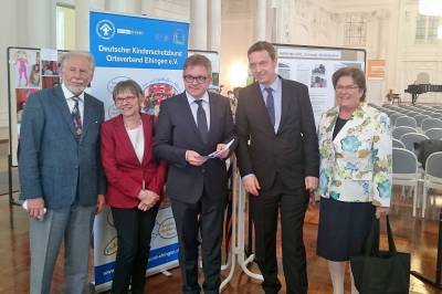 CDU Landtagsfraktion in Stuttgart - Arbeitskreis stellt sich am Weltflchtlingstag Guido Wolf vor - Rainer Lingg, Monika Höppe, Guido Wolf, Peter Bausenhart und Brigitte Doster vor der Pinnwand über die Arbeit vor Ort. 